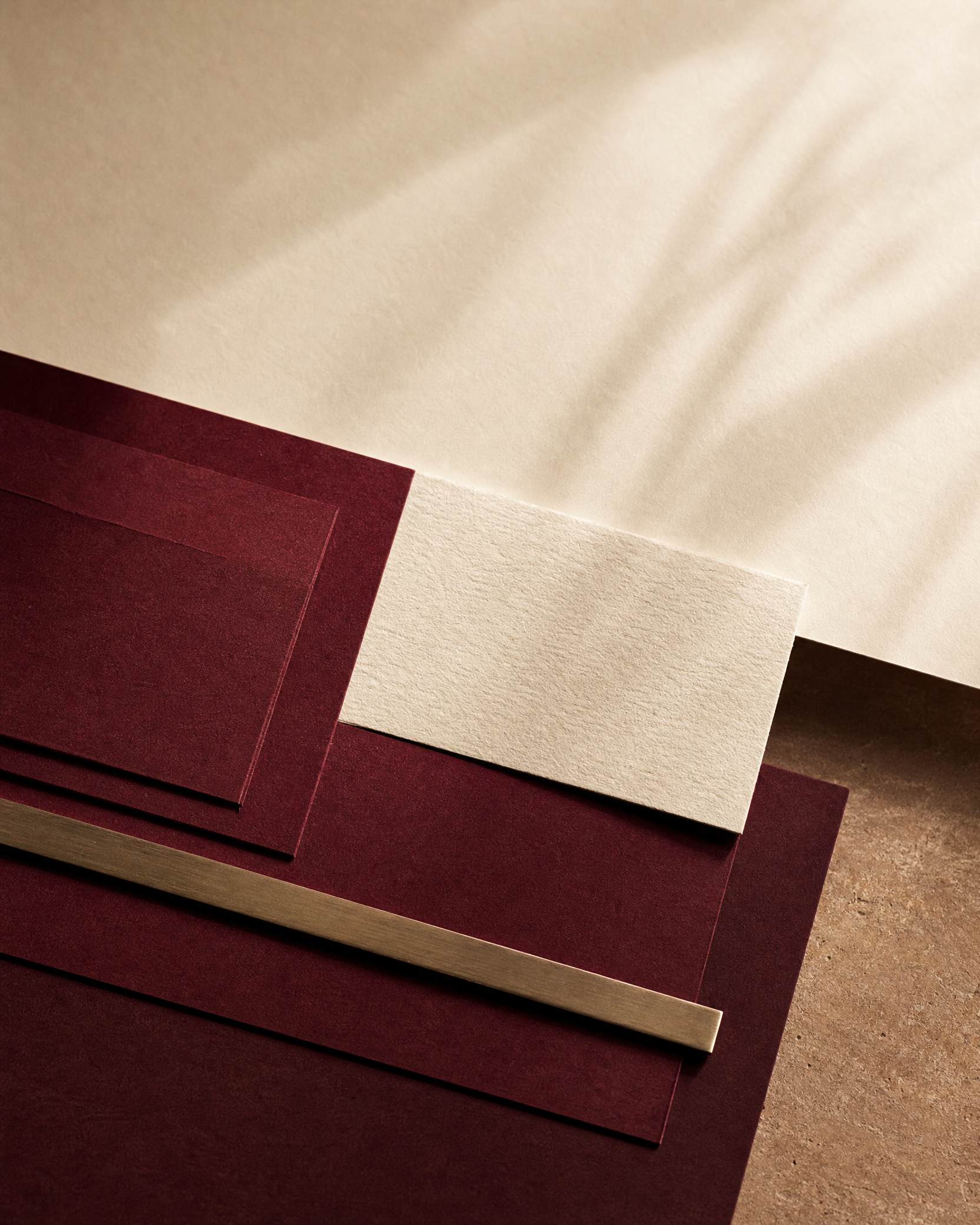 Susunan material warna burgundy dan ivory yang merepresentasikan proses strategi terstruktur